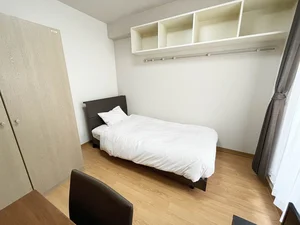 写真はお部屋のイメージです。ラグなどの室内装飾はございません。