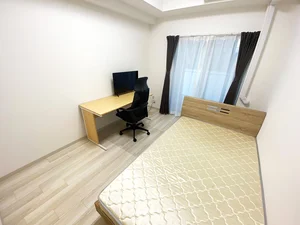 写真はお部屋のイメージです。ラグなどの室内装飾はございません。