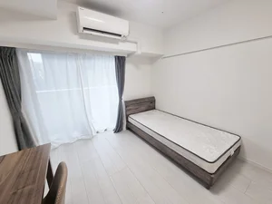 写真はお部屋のイメージです。ラグなどの室内装飾はございません。