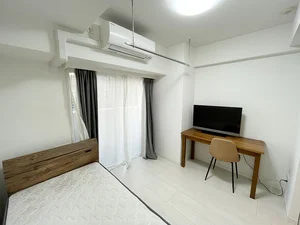 写真はお部屋のイメージです。ラグなどの室内装飾はございません。