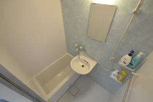 リフォームが完了した綺麗な浴室になります♪ボディソープやシャンプー、リンス、浴室用洗剤も完備です★ドラッグストアも徒歩圏内にあるので、足りない物もすぐに買いだしに行けちゃいますね(^^♪24時間スーパーや、コンビニもあるので、人気の老松学区ならではですね!!治安も◎なので女性の一人暮らしにも安心です★おります。