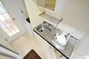 電子レンジ、ケトル、冷蔵庫、簡単な調理器具から、洗濯機まで完備です。洗濯用洗剤や食器洗い洗剤まで揃えております( ^ω^ )