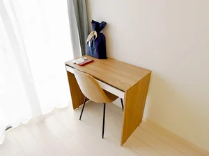 写真はお部屋のイメージです。ラグなどの室内装飾はございません。