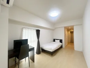 写真はお部屋のイメージです。ラグなどの室内装飾はございません。