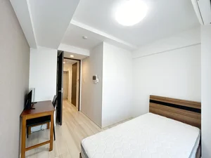 写真はお部屋のイメージです。ラグなどの室内装飾はございません。