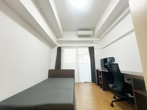 写真はお部屋のイメージです。ラグなどの室内装飾はございません。