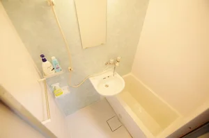 リフォームが完了した綺麗な浴室になります♪ボディソープやシャンプー、リンス、浴室用洗剤も完備です★ドラッグストアも徒歩圏内にあるので、足りない物もすぐに買いだしに行けちゃいますね(^^♪24時間スーパーや、コンビニもあるので、人気の老松学区ならではですね!!治安も◎なので女性の一人暮らしにも安心です★