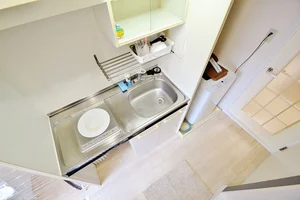 キッチンには冷蔵庫・ケトル・炊飯器・鍋・フライパン・食器類（お皿・グラス・マグカップ・茶碗・汁椀・フォーク・スプーン・包丁・まな板・お玉・フライ返し・ボウル・ザルなど）をご用意しております♪食材さえご購入いただければ自炊をしていただけますので長期ご利用のお客様でも安心ですね！