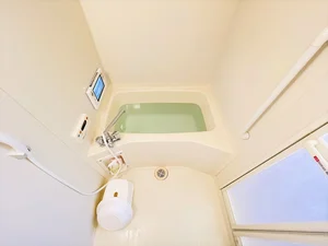 バストイレは別♪バスルームには風呂桶・風呂イス・風呂用洗剤・スポンジをご用意しておりますのでぜひご活用ください！