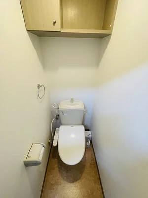 ウォシュレットつきのトイレです。老若男女皆様に安心してご利用いただけますね☆トイレにもトイレ用洗剤とトイレ用ブラシをご用意しておりますので長期ご利用の場合の気になる汚れなどもお掃除して頂けます＾＾