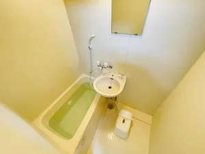 バストイレは別♪バスルームには風呂桶・風呂イス・風呂用洗剤・スポンジをご用意しておりますのでぜひご活用ください！