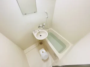 バストイレは別♪バスルームには風呂桶・風呂イス・風呂用洗剤・スポンジをご用意しておりますのでぜひご活用ください！