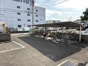 屋根付き駐輪場あります。