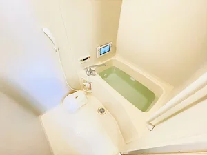 バストイレは別♪バスルームには風呂桶・風呂イス・風呂用洗剤・スポンジをご用意しておりますのでぜひご活用ください！