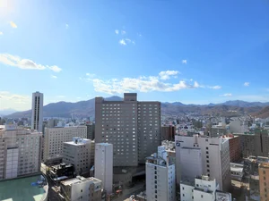 (お部屋からの眺望イメージ)札幌を代表する藻岩山方面が望めます ※階数、号室により見え方は異なります。