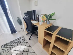 写真はお部屋のイメージです。ラグなどの室内装飾はございません。