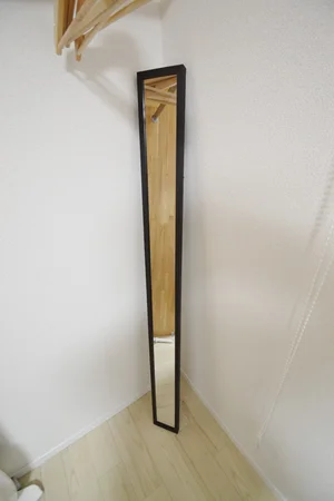 ミラーやハンガー、室内干しに役立つパラソルハンガーも完備です♪空気清浄機もあるので、小さな埃が気になる方でも安心ですね!!カメラ付きモニターホンもありセキュリティーも万全で、人気の老松学区なの治安も安心です♪女性の方にも安心のウィークリーマンションです!!