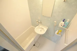 フルリフォームしたバスルームになります♪新築ではないですが、綺麗な浴室は最高ですね★シャンプーやリンス、ボディソープ、バスマジックリンまで完備しております(^_-)-☆足りない物があっても、コンビニもスーパーも、ドラッグストアまで徒歩圏内にあるので安心です♪人気の老松エリアだからこそですね!(^^)!