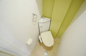 ウォシュレット・ウォームレット完備です♪トイレットペーパーから、トイレ用ブラシ、トイレ用洗剤まで揃えているので、鞄１つで来てもすぐに新しい生活が始めれますね(^_-)-☆倉敷駅まで徒歩8分なので、飲食店なども多数あり☆倉敷の食べログに載る有名店が集結しているので、倉敷を満喫できます!!