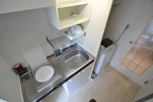 お鍋やフライパン、お玉、フライ返し、包丁、まな板などの調理器具から、お箸、お椀、茶わん、スプーン、フォーク、スポンジや食器洗剤、ゴミ袋、サランラップまで完備しております♪洗濯機、冷蔵庫、電子レンジ、ケトル、洗濯用洗剤、クリーニングされた清潔なタオルまでご用意しております(^_-)-☆