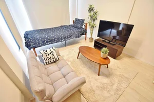 お洒落な照明付きです☆出張で倉敷に来られる方、中期滞在、長期滞在の方におススメの物件となっております。短期割引、中期割引、長期割引ともにしており、お得なキャンペーンも実施しております。近隣にコインパーキングもあり、夕方以降は空きが多いので、是非ともご利用下さい♪１日300円のコインパーキングもあります(*’ω’*)