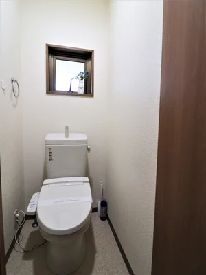 シャワートイレ機能付きトイレ トイレブラシや洗剤も標準品となっているので清潔に保っていただけます。