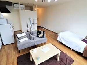 冷蔵庫や電子レンジなどの家電も用意しております。 ローテーブルもありお仕事や勉強などにも便利です。