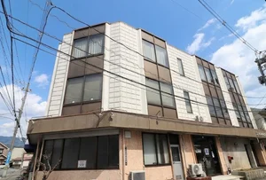 三原駅から西へある駐車場有の物件! イオン三原やフジグラン三原にも近くアクセスが良い立地となっております。