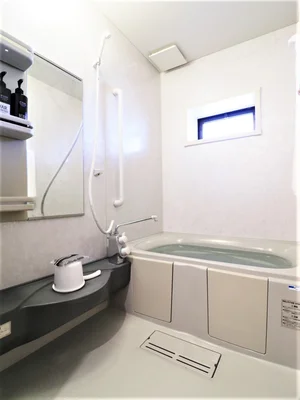 お風呂トイレ別で、広い湯船あり！　ゆったりと入浴いただけます。　シャンプーコンディショナー・ボディーソープもそろっております。