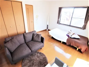 白と茶色の配色で落ち着いた雰囲気の洋室です