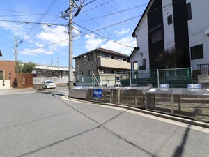 敷地外ゴミ捨て場（物件目の前です）＊指定ゴミ袋がありますので、捨て方については必ずお守りください