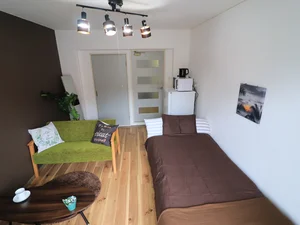 冷蔵庫や電子レンジなど、主要な家具家電もあります。アースカラーなインテリアで落ち着く室内♪