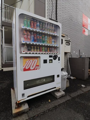 敷地内自販機 あると便利な100円自販機です