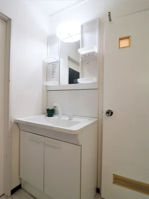 独立洗面台付きのため、朝の準備もしやすいです。女性におすすめの設備！