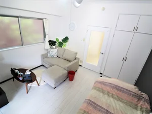 ソファ付き１K　テレビを見ながら自宅のようにくつろいでいただけるお部屋となっております。