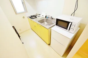 長期の出張や観光となると、出来合いの物や外食ばかりになりがちですよね…。「あー、自分が作った野菜炒め食べたいなぁ。」とふと思うことがあるかもしれません！こちらのお部屋には広々としたキッチンもございますので、ぜひ自分好みに作ったお料理をお作りください☆もちろん調理器具付き♪