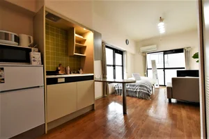 カウンターあり　料理など置いたりできます！　冷蔵庫・電子レンジ・電気ケトルなどホテルにはないラインナップ！