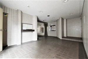 広々としたエントランス♪　オートロック付きでセキュリティに考慮されていて女性にも安心！