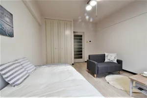 テレビモニターホン付で安心な空間! 清潔感のあるインテリアが魅力のお部屋!