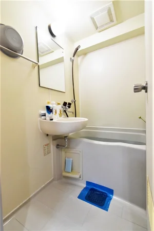 バストイレ別で シャンプー・コンディショナー・ボディーソープなど揃っており お風呂洗剤やスポンジもございます!