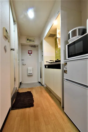 ブレーカーは玄関上部 キッチンスペースも十分な広さで自炊するときも便利!
