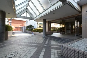 エントランス外も広々としていて開放的！