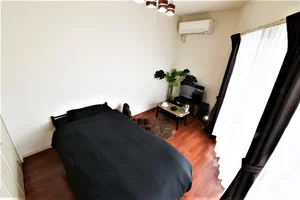 変わった形のお部屋！　エアコン付き　一年を通して快適にお過ごし可能です