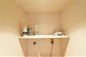 洗濯機置き場に棚あり！　洗剤等すべて標準品！　毎日洗濯できて清潔にお過ごしいただけます。