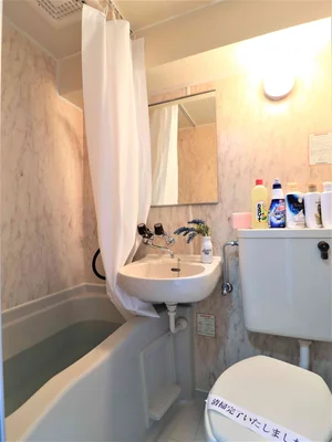 シャンプー・コンディショナー・ボディーソープなどもあり トイレットペーパーなど備品も豊富!