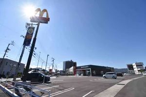 マクドナルド 丸亀競技場前店まで車で8分、3.7㎞