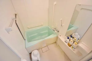 【バスルーム画像】広々使えるバスルーム。シャンプー、トリートメント、ボディーソープ完備★格安人気丸亀ウィークリーマンション。