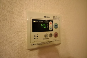 温度調節機能も完備、お湯張りも簡単に出来ます♪また、スポンジ・浴槽用洗剤も完備で岐阜県各務ヶ原市エリアで長期利用向け。シャンプー・ボディソープ・タオルもご用意しておりますのでお荷物も少なく済みますね★