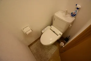 【トイレ画像】ウォシュレット付トイレです(*^^)v清掃道具もご用意しております☆彡岐阜県各務ヶ原市ウィークリーマンションでは標準設備です♪