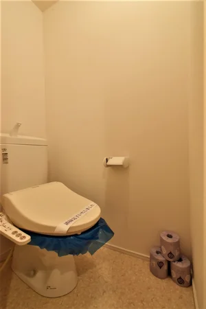 温水暖房便座あり、トイレットペーパーやトイレ洗剤・ブラシもご用意！